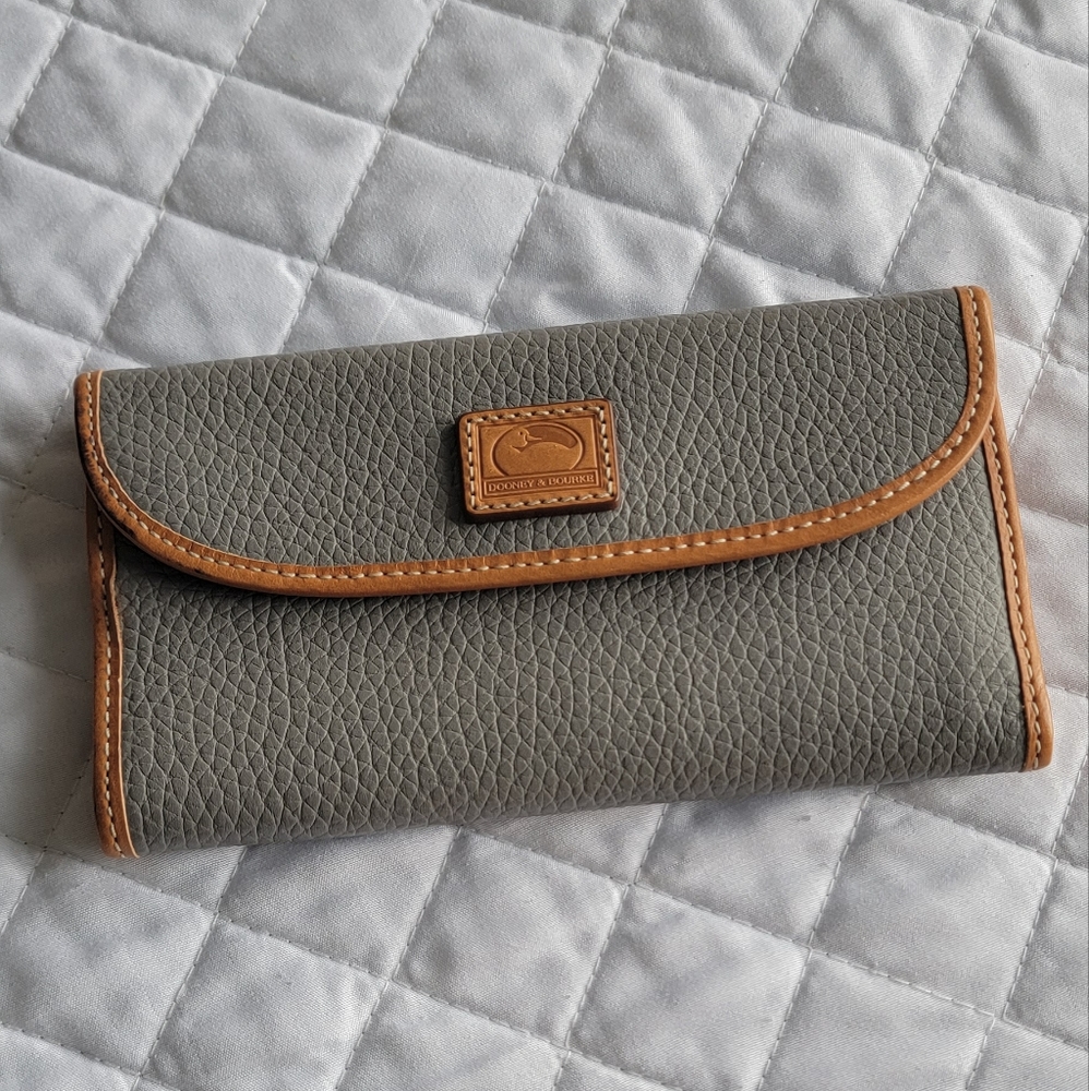 Dooney & Bourke | Pebble Collection Continental Clutch in Grey